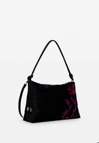 Czarna, zamszowa torebka z kwiatowym wzorem w ciemnoróżowym kolorze. Posiada pojedynczy pasek na ramię oraz zamek błyskawiczny na górze.