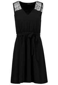 Musta ilman hihansuita oleva mekko, jossa on pitsiset olkapaneelit, V-pääntie ja vyötärölle solmittava kangasvyö.