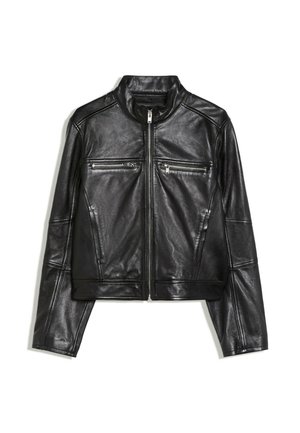 Veste en cuir noire avec col montant, fermeture éclair à l'avant et deux poches poitrine horizontales zippées sur fond blanc.