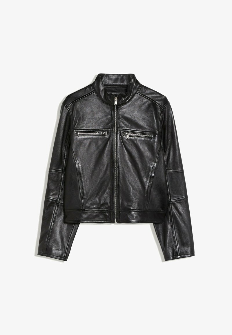 Veste en cuir noire avec col montant, fermeture éclair à l'avant et deux poches poitrine horizontales zippées sur fond blanc.