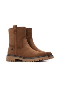 Botas de tobillo de ante marrón con un acabado texturizado, paneles laterales elásticos, tira de tirón y una suela gruesa y resistente con costuras en contraste.