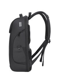 Zaino nero con spallacci regolabili, materiale testurizzato, tasca anteriore con zip e design compatto. Tasca laterale in rete visibile.