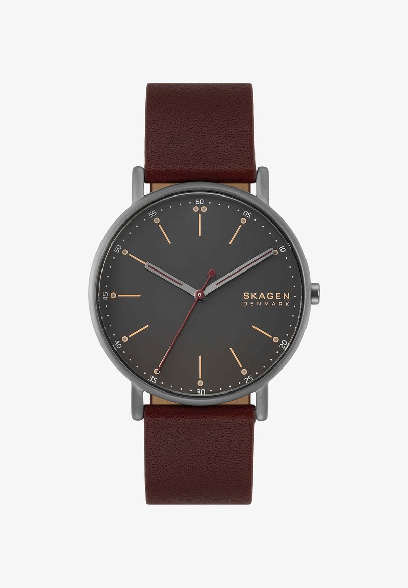 Minimalistisk Skagen armbåndsur med mørkegrå urskive, gyldne timeangivelser, rød sekundviser, sølv urkasse og brun læderrem.