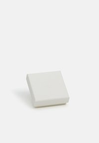 Boîte cadeau carrée en matériau blanc texturé, avec un logo subtilement embossé sur le couvercle. Conçue avec une finition lisse et épurée.