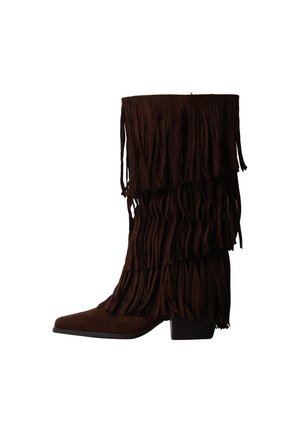 Botte mi-mollet en daim marron foncé avec détails de franges superposées et petit talon bloc, vue de côté sur fond blanc.