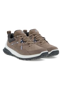 Scarpe atletiche in suede marrone e mesh con accenti grigi, lace e una intersuola bianca; presenta una suola in gomma testurizzata per una migliore aderenza.