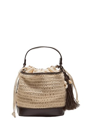 Háčkovaná béžová taška typu bucket s tmavohnedým koženým základom, jedným uškom, vrchným stiahnutím na šnúrku a dekoratívnym strapcom s malými mušľami.
