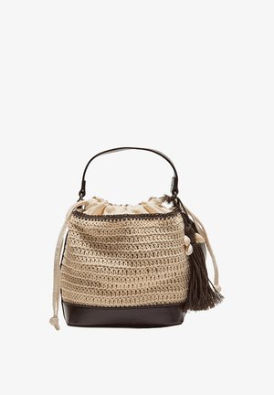 Háčkovaná béžová taška typu bucket s tmavohnedým koženým základom, jedným uškom, vrchným stiahnutím na šnúrku a dekoratívnym strapcom s malými mušľami.