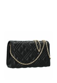 Clutch in pelle nera trapuntata con tracolla in catena dorata. Forma rettangolare, presenta un motivo a rombi sulla superficie, finitura elegante e testurizzata.