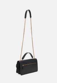 Bolso rectangular negro con bolsillo con cremallera dorada, asa corta y correa larga de cadena con almohadilla negra para el hombro.