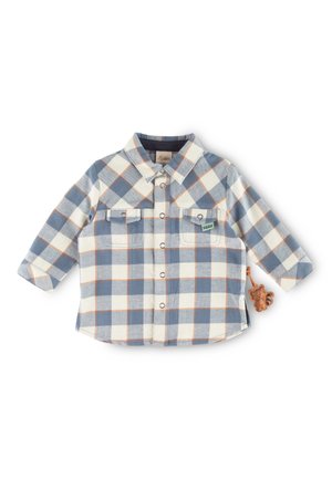 Blå og hvide ternet langærmet skjorte til småbørn med trykknapper, to brystlommer og en lille vaskebjørnenøglering fastgjort.