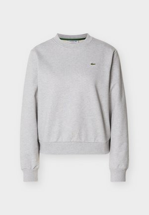 Világosszürke, hosszú ujjú, kerek nyakú pulóver, bal mellrészen kis zöld Lacoste krokodil logóval.