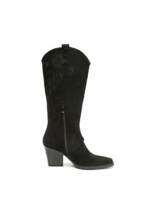 Botas de vaquero negras de gamuza con caña alta, diseño perforado, detalles en relieve y punta cuadrada. Presentan una cremallera lateral y un tacón cuadrado.