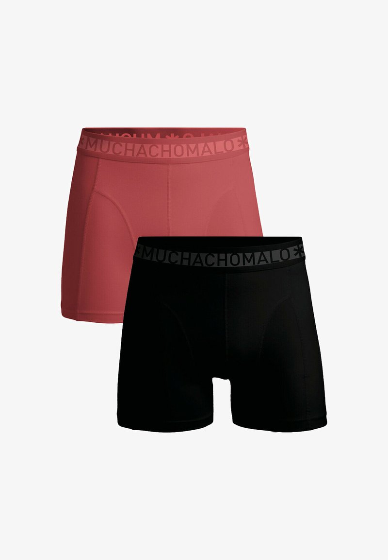 Deux paires de slip boxers : une en rouge uni avec une ceinture de marque, et une en noir uni avec un design de ceinture similaire.
