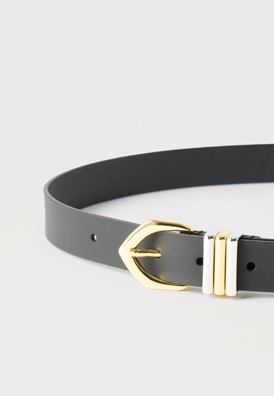 Σκούρα γκρι δερμάτινη ζώνη με εξάγωνη αγκράφα σε χρυσό τόνο και τρεις μεταλλικούς κρίκους σε ασημί και χρυσό, πάνω σε λευκό φόντο.
