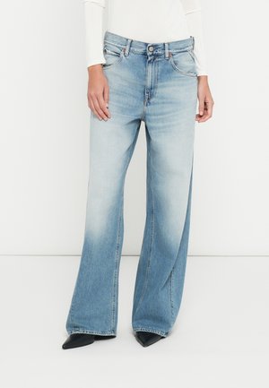 Svetlomodré džínsy s širokými nohavicami, vybieleným efektom, klasickým päťvreckovým dizajnom a zapínaním na kovový gombík. Materiál vyzerá ako džínovina s hladkou textúrou.