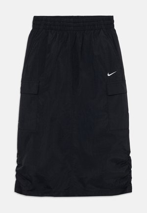 Czarna spódnica Nike do kolan z elastycznym pasem, bocznymi kieszeniami typu cargo z patkami oraz białym logo Nike w kształcie łyżwy po prawej stronie.