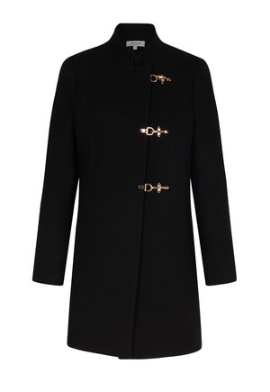 Zwarte wollen blend jas met een hoge kraag en drie gouden metalen gespen als sluitingen. Heeft een getailleerd silhouet en lange mouwen.