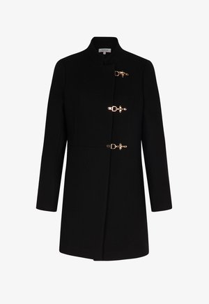 Abrigo de mezcla de lana negra con un cuello alto y tres hebillas de metal dorado como cierres. Presenta una silueta entallada y mangas largas.