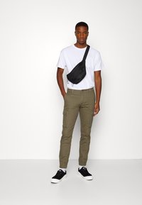 Pier One by Zalando - 2 PACK - Cargobukser - olive/black Miniaturebillede 1