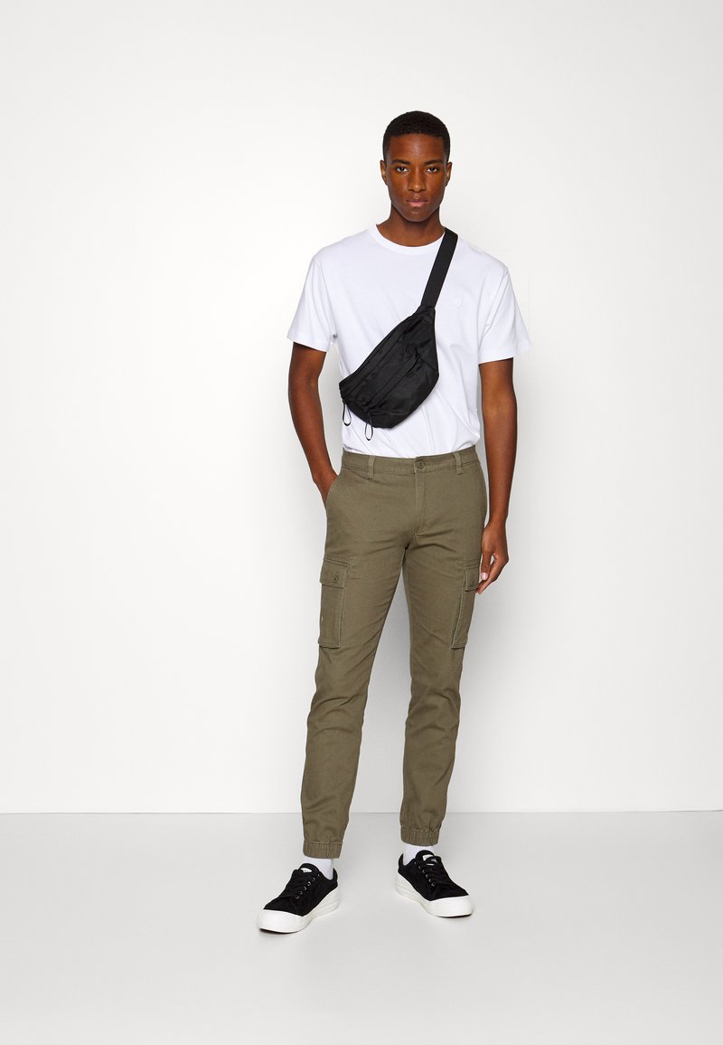 Pier One by Zalando - 2 PACK - Cargobukser - olive/black, Forstør
