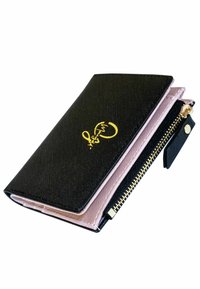 Svart plånbok med en texturerad yta, har ett zippered fack, guld som detaljer och ett kontrasterande rosa inre. Guldlogotyp på framsidan.