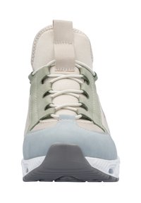 Sportliche Sneaker mit einem beigen Stoff-Obermaterial, grünen Lederakzenten, einer hellblauen Wildleder-Zehenspitze und einer strukturierten grauen Gummisohle.