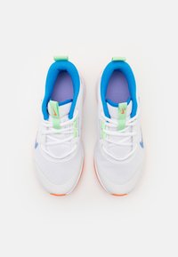 Nike Performance OMNI MULTI-COURT - Tenisice za trening - white/photo blue/vapor green/total orange
