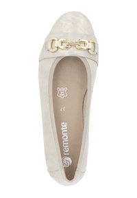 Beige Wildleder flache Schuhe mit einer runden Zehe, die ein goldenes Kettenakzent über dem Obermaterial und eine strukturierte Innenauskleidung aufweisen. Remonte-Branding im Inneren.