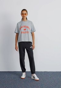 New Balance ESSENTIALS VARSITY - Joggebukse - blacktop