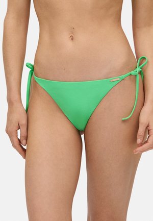 Bañador verde hecho de una tela suave, con lazos laterales ajustables y un pequeño acento metálico de la marca cerca de la cadera.