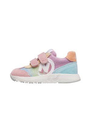 Scarpe da ginnastica per bambini con rete e camoscio in tonalità pastello rosa, viola, blu e beige, due cinturini in velcro rosa e suola bianca testurizzata.