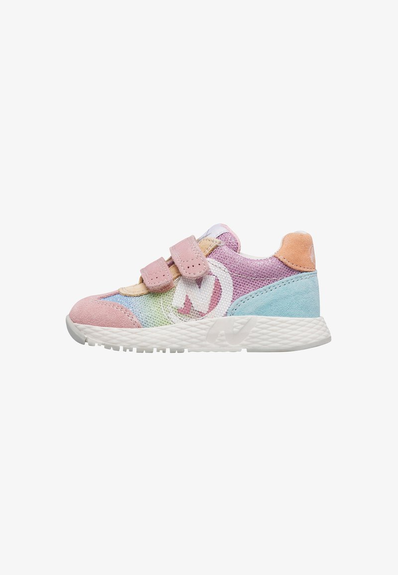 Zapatilla infantil con malla y ante en tonos pastel rosa, morado, azul y beige, dos tiras de velcro rosas y suela blanca texturizada.