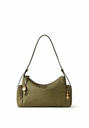 Borsa a tracolla in pelle verde oliva con texture, con cursori tondi dorati e una tracolla sottile singola.
