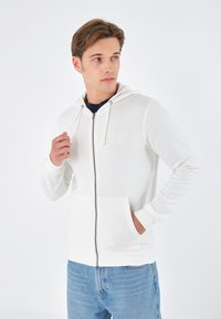 Pier One - Lukuga pusa - white Väikepilt 1