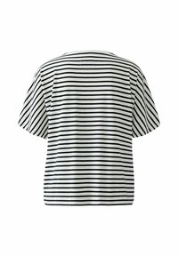 Gestreiftes T-Shirt mit horizontalen schwarz-weißen Streifen, kurzen Ärmeln, lässiger Passform und rundem Ausschnitt. Keine sichtbare Marke.
