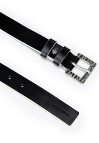 Cinturón de cuero negro con hebilla en tono plateado; la hebilla presenta un patrón geométrico texturizado. El cinturón tiene agujeros visibles y una marca en la parte inferior.