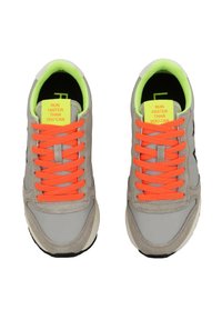 Scarpe da ginnastica grigie con lacci arancioni e accenti verde neon, dotate di una parte superiore texturizzata e un logo ben visibile sui lati.
