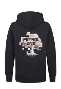 Felpa nera con Cappuccio caratterizzata da una grafica di un albero pixelato e la scritta "PETROL IND" in lettere grasse, realizzata in un tessuto morbido e strutturato.
