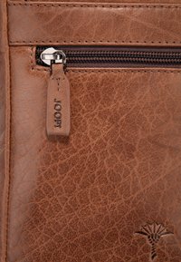 JOOP! TOFANA PARIS  - Taška s příčným popruhem - darkbrown
