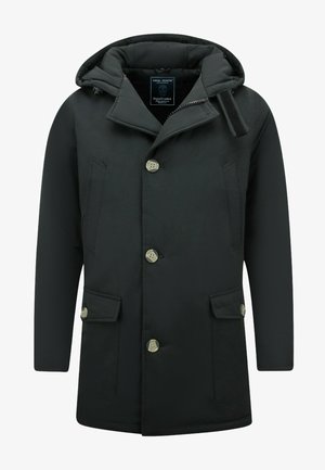 Zwarte gewatteerde jas met een capuchon, voorzien van een knoopsluiting aan de voorkant, twee grote opgestikte zakken en een ritszak aan de zijkant. Glad textuur van de stof.