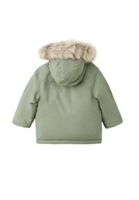 Chaqueta verde acolchada con capucha forrada de pelo. Presenta una textura suave y hombros caídos, con un corte corto. Vista trasera visible.