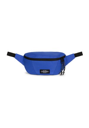 Sininen Eastpak-lantio laukku mustalla vetoketjulla ja säädettävillä mustilla hihnoilla, etuosa logo-laastarilla.