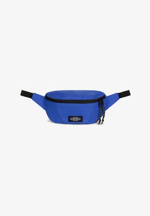 Blaue Eastpak Bauchtasche mit schwarzem Reißverschluss und verstellbaren schwarzen Riemen, mit einem vorderen Logo-Patch.