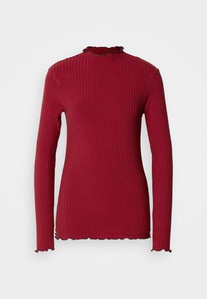 Röd långärmad topp med ribbad textur, hög krage och fransade kanter. Åtsittande design utan synliga stängningar eller mönster.