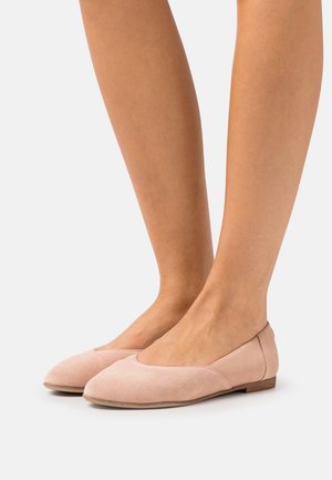 Απαλά ροζ σουέτ μπαλαρίνες με χαμηλό προφίλ, αμυγδαλωτό άκρο και επίπεδη σόλα. Αντικείμενα με ελάχιστη ραφή και λεία υφή.