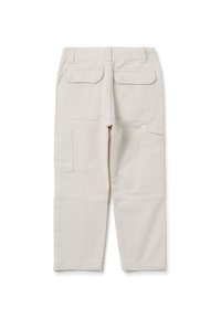 Pantalones cargo beige de corte recto, con dos bolsillos traseros y dos bolsillos laterales; fabricados en resistente tela de algodón.