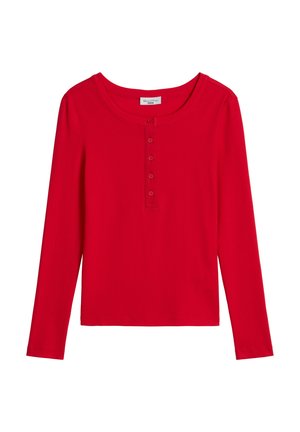 Rode Henley met lange mouwen, voorzien van vijf knopen aan de voorkant en een ronde halslijn, afgebeeld tegen een witte achtergrond.