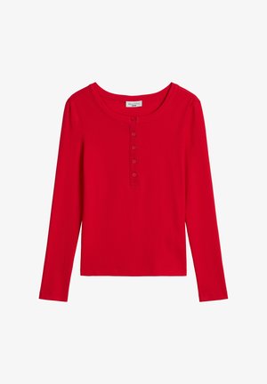 Chemise Henley rouge à manches longues avec cinq boutons à l'avant et un col rond, présentée sur fond blanc.