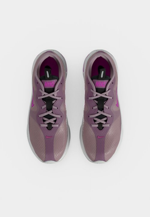 Nike MOTIVA 2 - Trainers - plum fog/fuchsia blast/violet dust/black/platinum tint/photon dust — foto 5